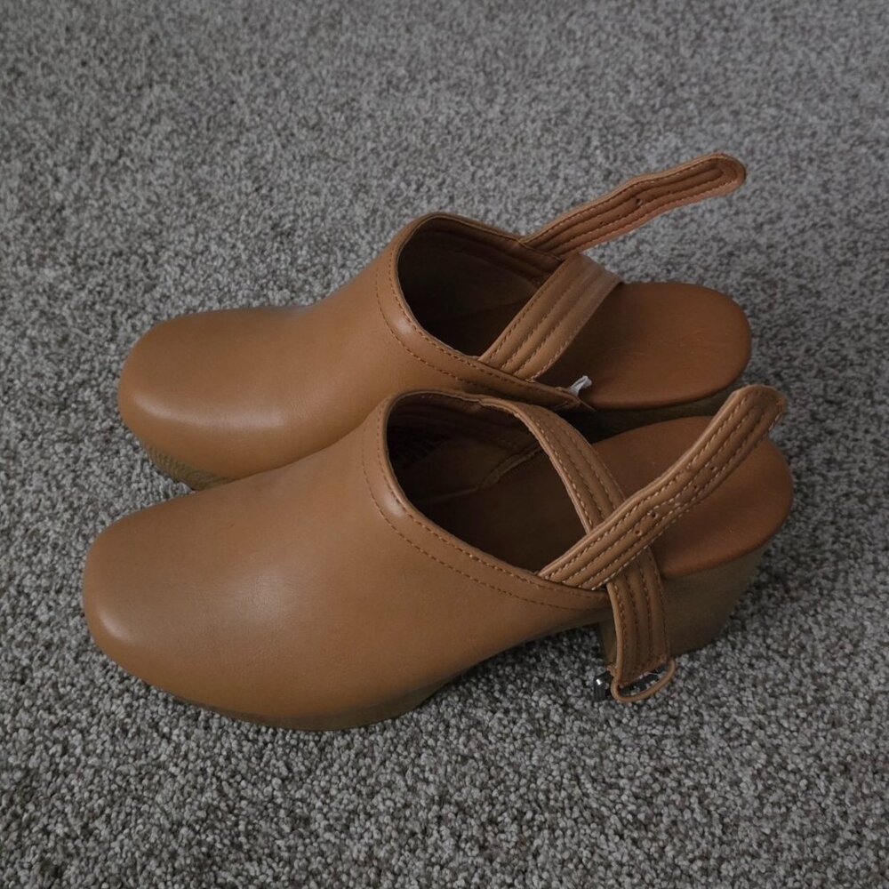 Women's - Universal Thread - Clog Heels - tan - new